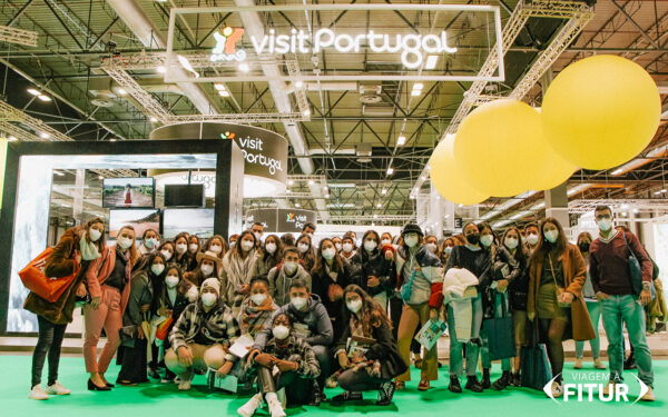 Grupo no stand do Turismo de Portugal